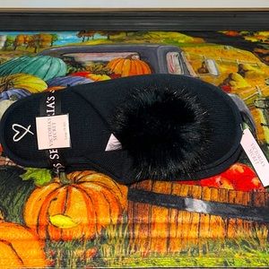 Nwt Victoria’s Secret Pom Pom slipper slides